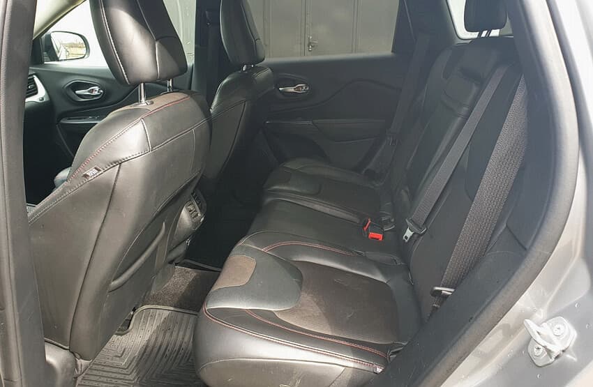 Jeep Cherokee interior thumbnmail
