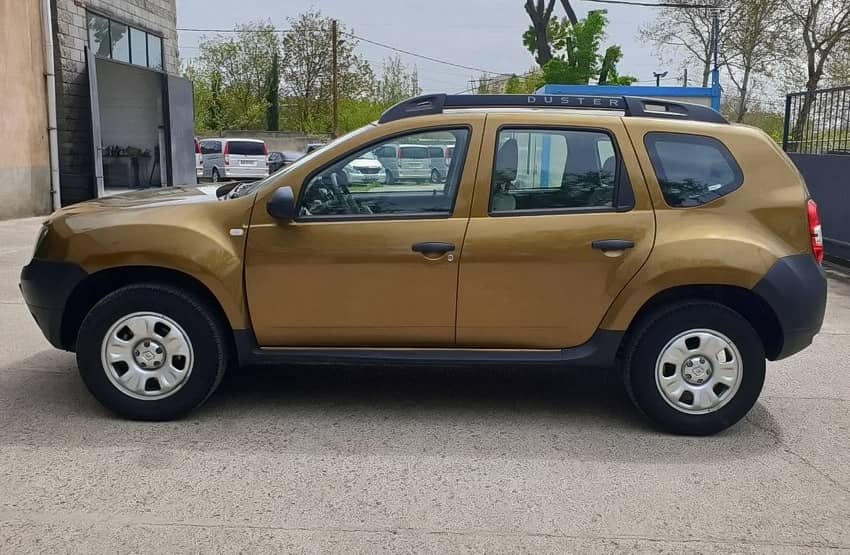 Рено Дастер сбоку слева миниатюра