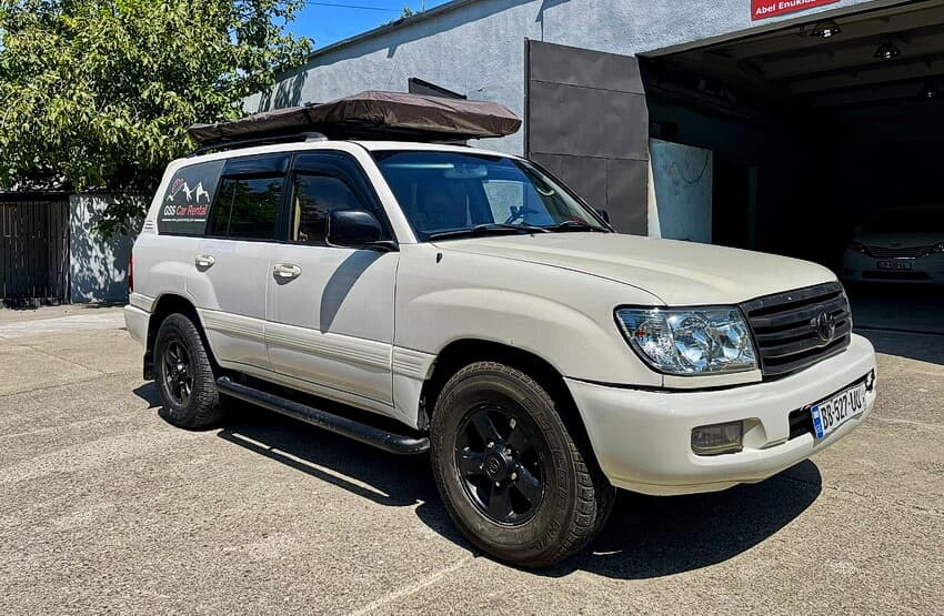 Toyota Land Cruiser 100 front view