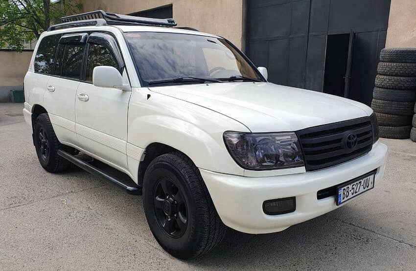 Toyota Land Cruiser 100 white front right view